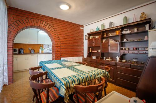 巴拉顿博格拉尔Olivia Apartment House的厨房配有桌子和砖墙