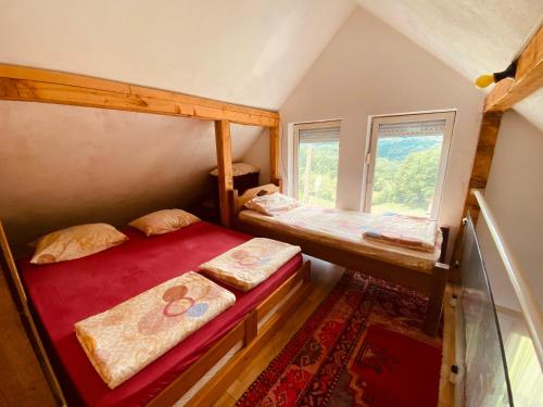 米特罗维察Villat Bardhoshi的一间卧室设有两张双层床和一扇窗户。