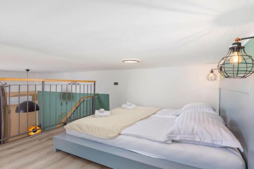 洛夫兰Maisonette Apartment Matej的一间卧室配有一张大床和铁门