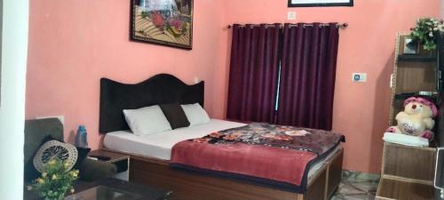 克久拉霍Peaceful Home Stay的一间卧室设有一张床和红色的墙壁
