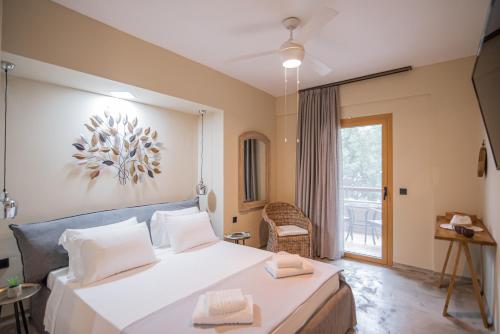 阿菲托斯Pefkon Suites的卧室设有一张白色大床和一扇窗户。