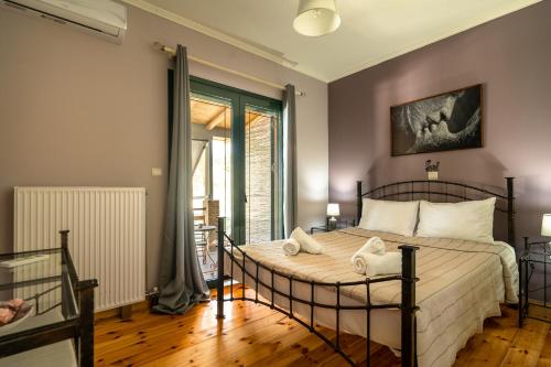 拉扎克利翁Villa Koutoupakia的一间卧室配有一张大床和毛巾