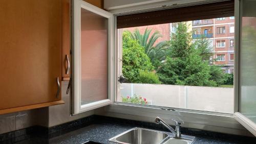 格乔Family Apartment / Apartamento familiar Getxo的厨房水槽和美景窗户
