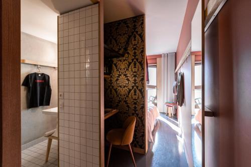 里昂里昂合流摩巴酒店的一间带步入式衣柜和椅子的小浴室