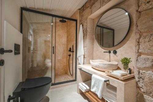 锡德6 ROOMS BY AZUMARE的带淋浴、卫生间和镜子的浴室