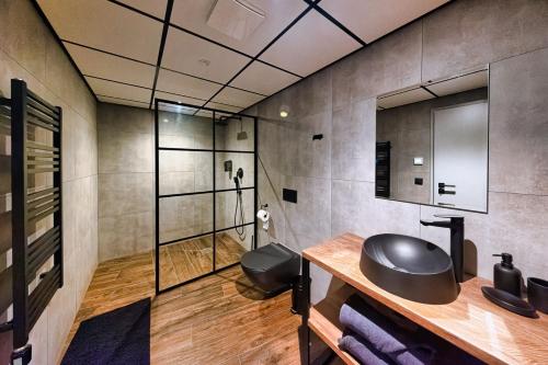 班斯卡-比斯特里察SINATRA CIGAR HOUSE的一间带水槽和淋浴的浴室
