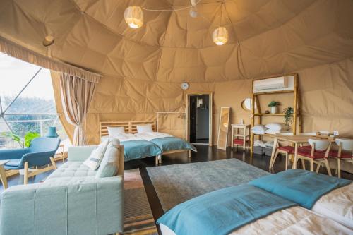 伊东伊豆Cocoグランピングリゾート的帐篷内带两张床的房间