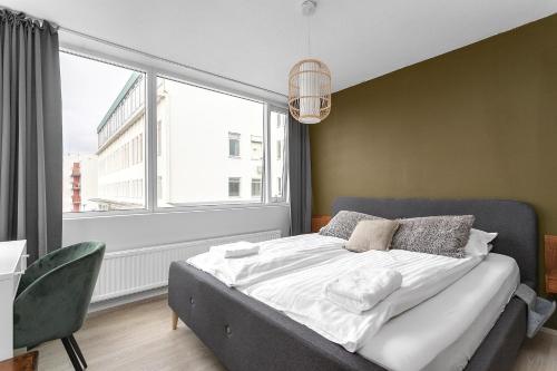 雷克雅未克Modern Apartment in Kópavogur的一间卧室设有一张床和一个大窗户