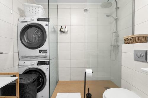 雷克雅未克Modern Apartment in Kópavogur的带淋浴的浴室内的洗衣机