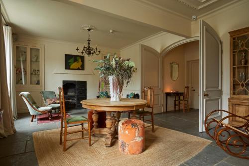 格拉斯米尔Victorian House的用餐室,配有花瓶桌子