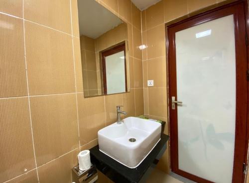 金边Yaou Hotel的浴室设有白色水槽和镜子