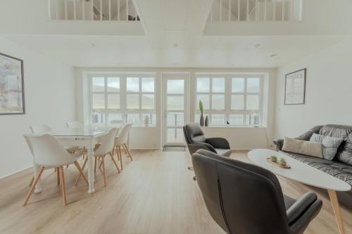HvalvíkDahlastova / Stunning Boathouse / Bay View / 3BR的客厅配有桌椅