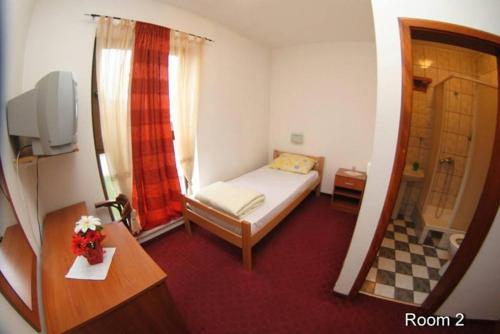 萨拉热窝Motel Bella Italia的一间小卧室,配有一张床和镜子