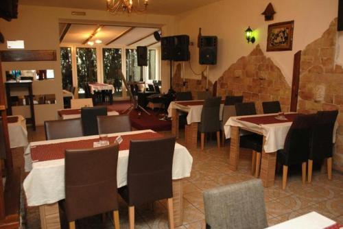 萨拉热窝Motel Bella Italia的一间在房间内配有桌椅的餐厅