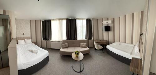 鲁塞比斯特拉加林娜酒店的大型酒店客房 - 带两张床和一张沙发
