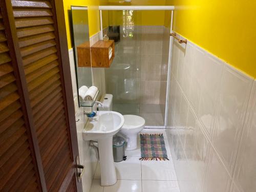 阿布拉奥Casa Araribá - Ilha Grande的一间带卫生间和水槽的小浴室