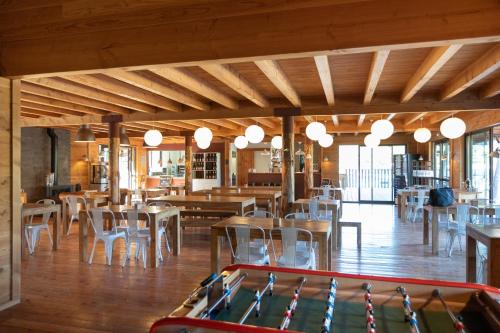瓦纳斯Village Huttopia Sud Ardèche的一间带桌椅和台球桌的餐厅