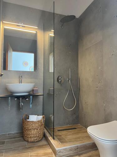 斯基亚索斯镇Australia的带淋浴、盥洗盆和卫生间的浴室