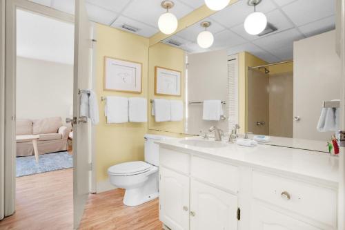 德斯坦Sandpiper Cove 2023的一间带水槽、卫生间和镜子的浴室