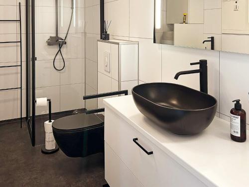 霍夫登Holiday home HOVDEN II的一间带黑色水槽和卫生间的浴室