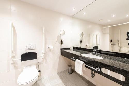 布伦瑞克Premier Inn Braunschweig City Centre的一间带卫生间、水槽和镜子的浴室