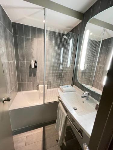 根特根特中心圣巴夫斯凯瑟德拉尔宜必思酒店的带淋浴、盥洗盆和浴缸的浴室