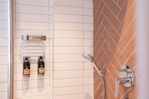 卡斯玛维利姆酒店的浴室提供2瓶酒精饮品和淋浴