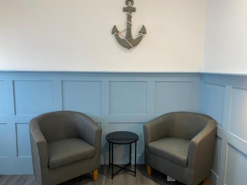欧文Marina Studio的等候室里两把椅子和一个钟