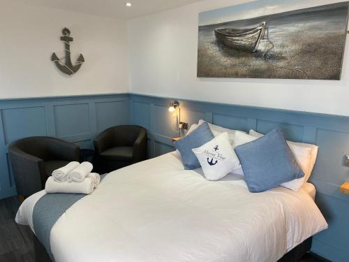 欧文Marina Studio的一间卧室配有一张床,并画着一张船的照片