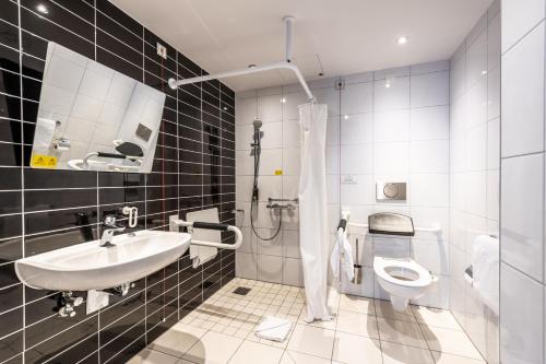 杜塞尔多夫Premier Inn Düsseldorf City Centre的一间带水槽和卫生间的浴室