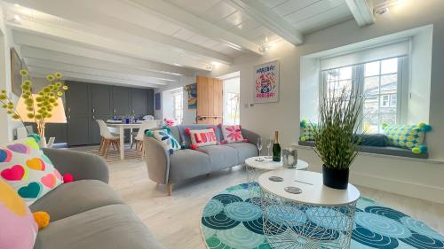 圣莫斯Luxury holiday cottage by the harbour in St Mawes的带沙发和桌子的客厅