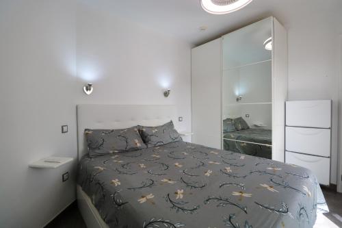 库拉海滩Beachview Haven Apartment 1-BR的一间卧室配有一张床和一面大镜子