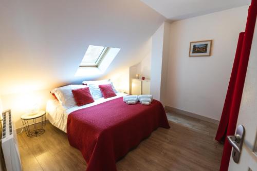 阿姆博斯Le Pont Royal的一间卧室配有一张带红色床单的床和一扇窗户。