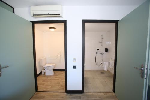 沙特尔Enzo Hotels Chartres Mainvilliers by Kyriad Direct的一间带卫生间、淋浴和门的浴室