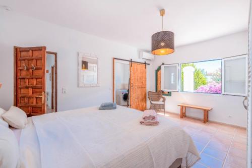 圣何塞德萨塔莱阿Sunset lover Cala Comte/ Cala Tarida/ Cala Bassa的卧室设有一张白色大床和一扇窗户。