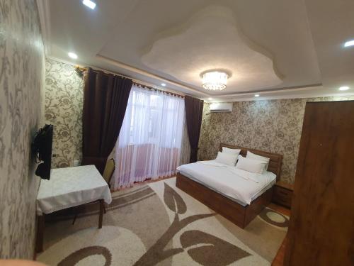 杜尚别Guest house Homely的酒店客房设有两张床和窗户。