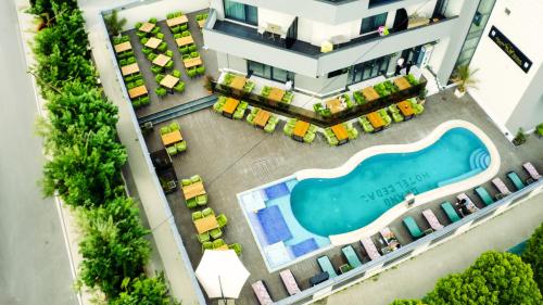 北马马亚-讷沃达里Hotel Grand Dedal的享有带游泳池的大楼的顶部景致