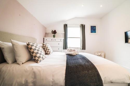 伦敦Modern & spacious 1 bedroom Clapham Junction flat的卧室配有带枕头的大型白色床
