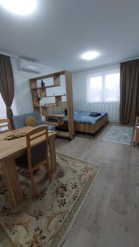 Kosovo PoljeWhite Apartments的客房设有带双层床和桌子的房间