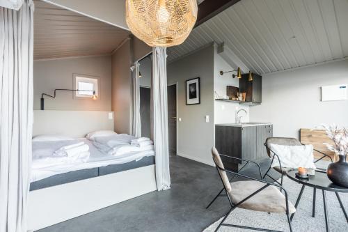 SkamdalYttervik的卧室配有1张床、1张桌子和1把椅子
