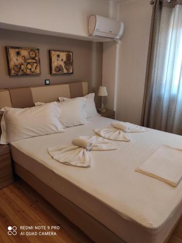 PáloiAstradeni luxury apartments Vootis的一间卧室配有带毛巾的床