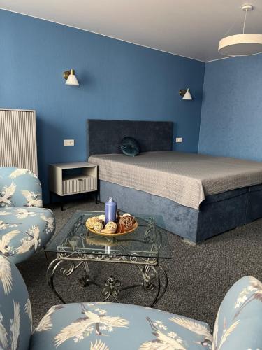文茨皮尔斯Targaleseta guest house的卧室配有一张床和一张桌子及椅子