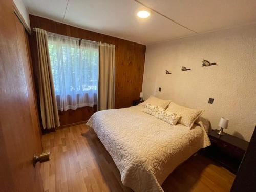 普孔Cabañas Kernayel的一间卧室设有一张大床和一个窗户。