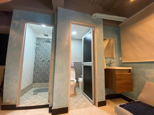 圣安德烈斯AL HAMRA的带淋浴、卫生间和盥洗盆的浴室