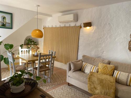 隆达Romantic Ronda garden cottage的客厅配有沙发和桌子