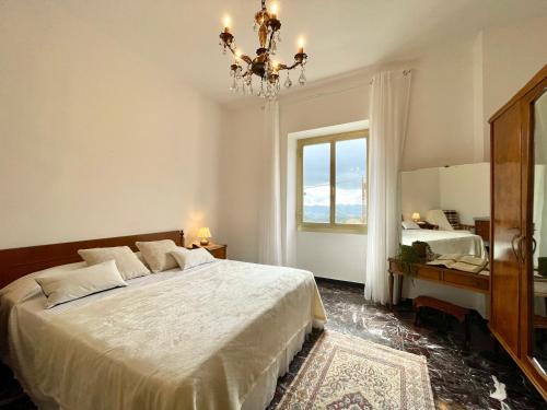 Arnasco[Menosio] La casa di Ermelinda - Relax的一间卧室配有一张大床和一个吊灯。