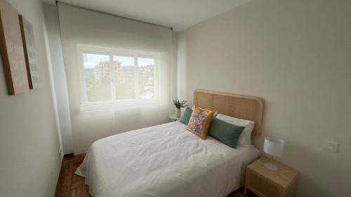 奥维多Bellavetusta的卧室配有白色的床和窗户