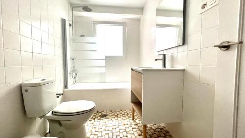奥维多Bellavetusta的一间带卫生间、水槽和窗户的浴室