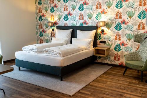雷斯费尔德Lieb&Wert的一张位于带花卉壁纸的房间的床铺