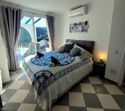 贝纳阿维斯Benahavis Village Penthouse Apartment, 2 Bedrooms, Stunning Views, Swimming Pool !!的一间卧室设有一张床,享有阳台的景色